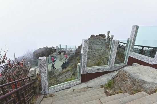 Mount Emei installed “anti-suicide” glass wall, tourists feedback “uncomfortable”