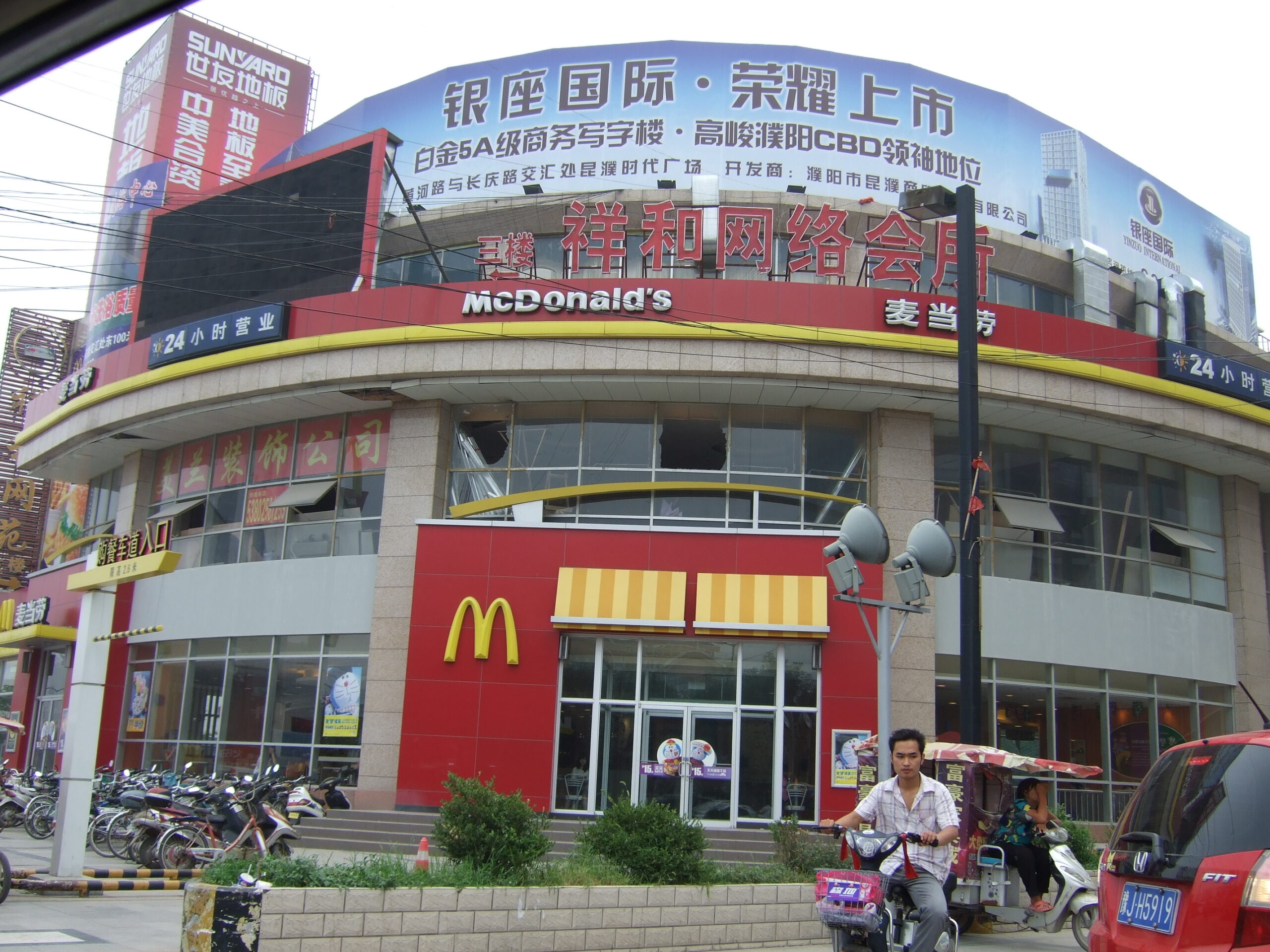 McDonald’s and Starbucks in Shenzhen began to charge for disposable tableware, causing controversy